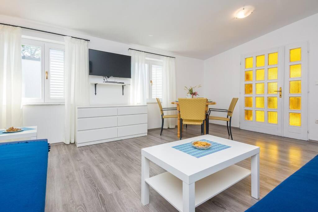 Family Patio Vir Apartment Luaran gambar